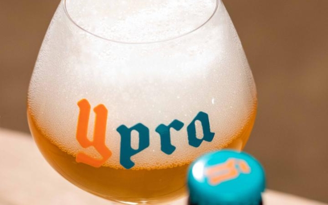 glas en fles boven