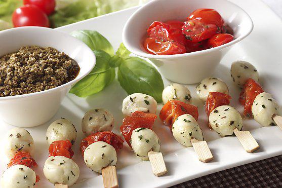 aperitieftomaatjes met basilicum en mozzarela