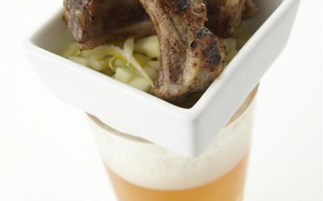 Oude Geuze met zoete ribbetjes op een Brussels grondwitloofslaatje